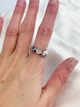 Load image into Gallery viewer, Central set cement diamond ring
